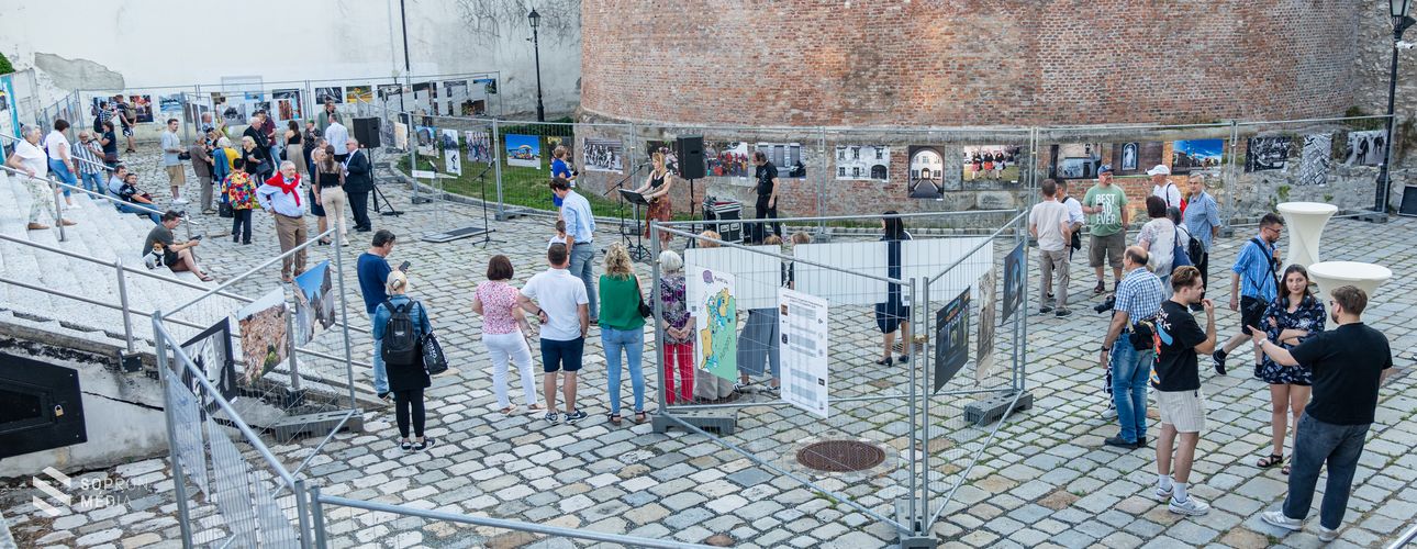 Osztrák és magyar fotóművészek közös kiállítása nyílt a Várkerületen