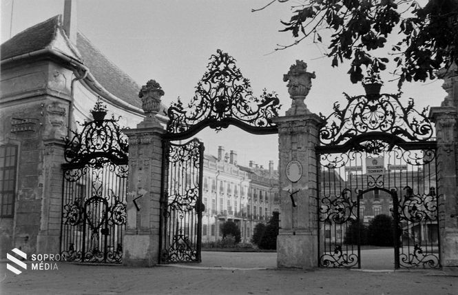 A fertődi Esterházy-kastély aranyozott kovácsoltvas kapuja 1956-ban