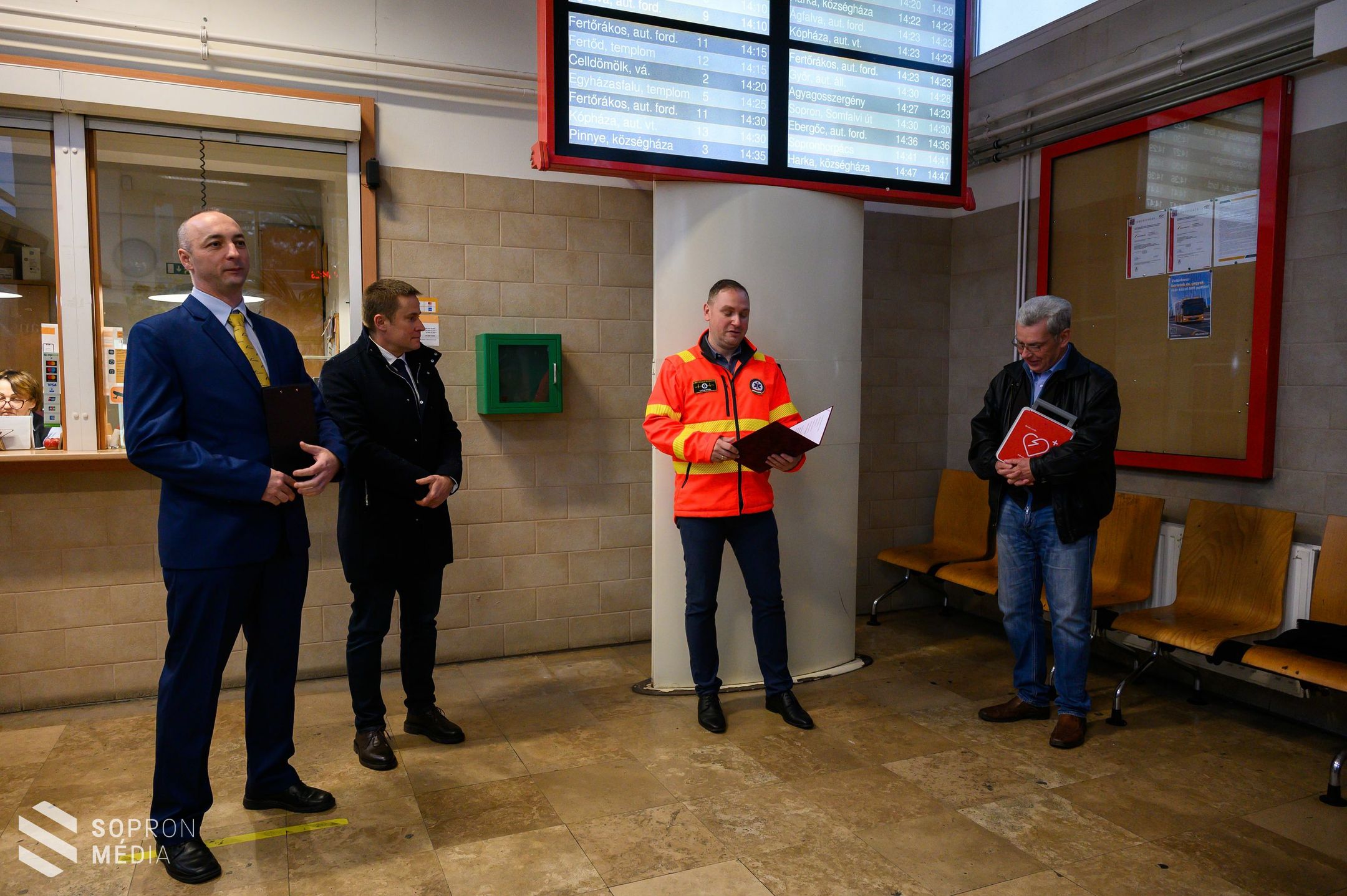 Új defibrillátorral gazdagodott a soproni autóbuszállomás!