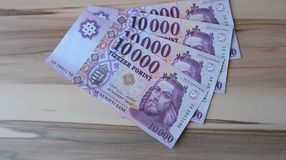 Hamis pénzzel fizetett egy férfi Sopronban és Kópházán, az ügyészség vádat emelt