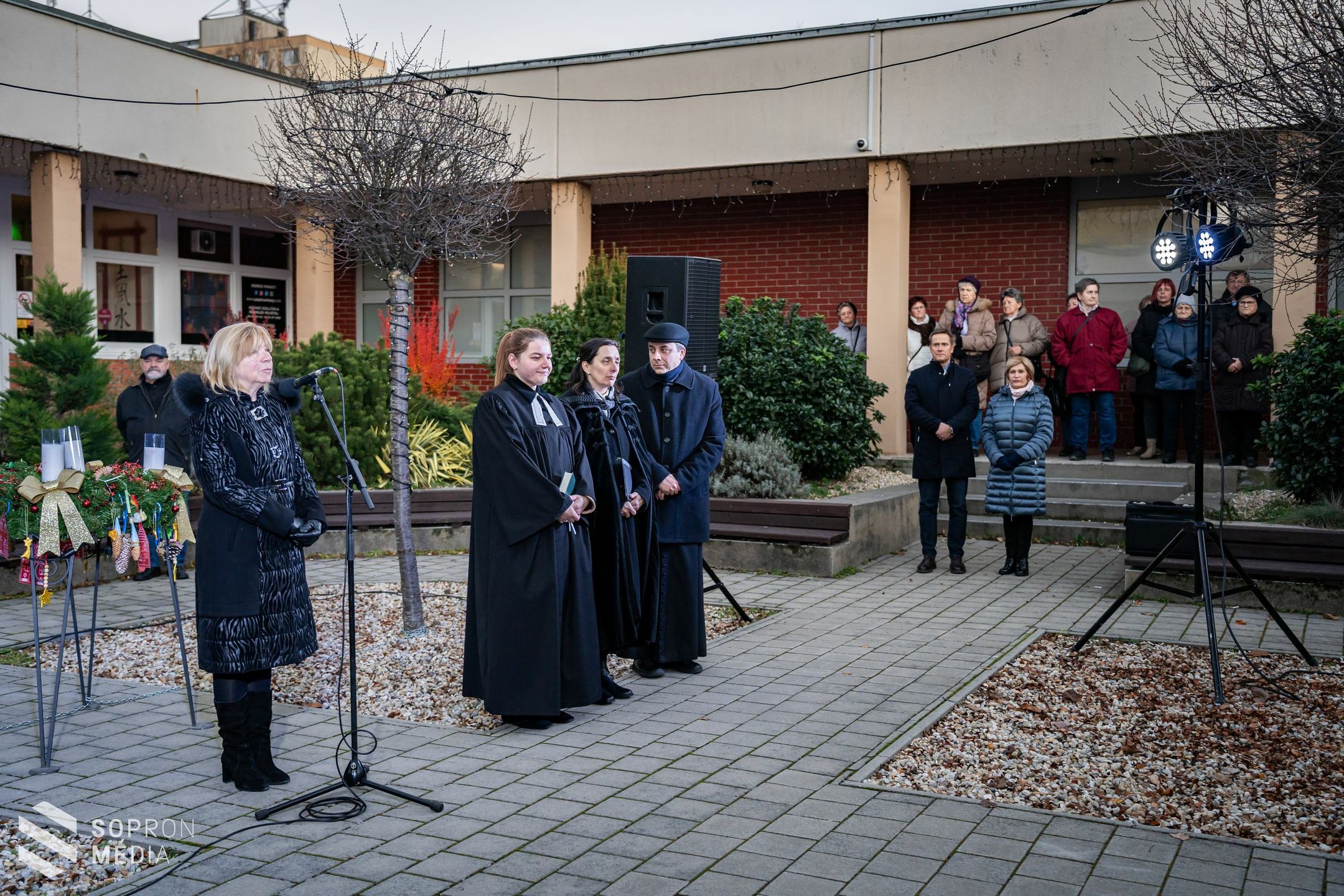 Meghitt adventi gyertyagyújtás a Jereván lakótelepen