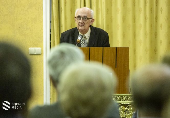 A szerző munkáját Zsirai László szerkesztő méltatta. 