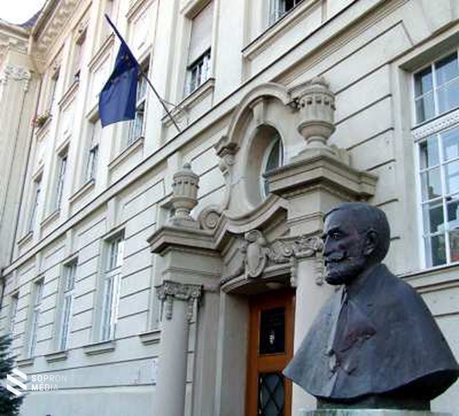 Elek apó szobra a Soproni Egyetem Benedek Elek Pedagógiai Kar előtt.