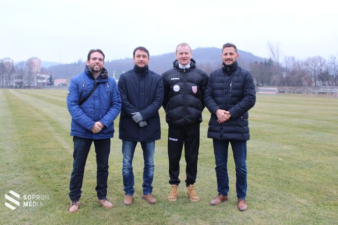 Az SC. Sopron szakmai stábja az Ágfalvi úti sportlétesítménynél. 