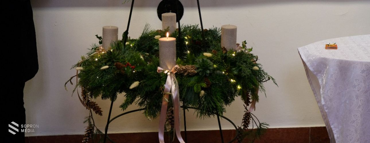 Meggyújtották az első gyertyát a Soproni Egyetem adventi koszorúján!