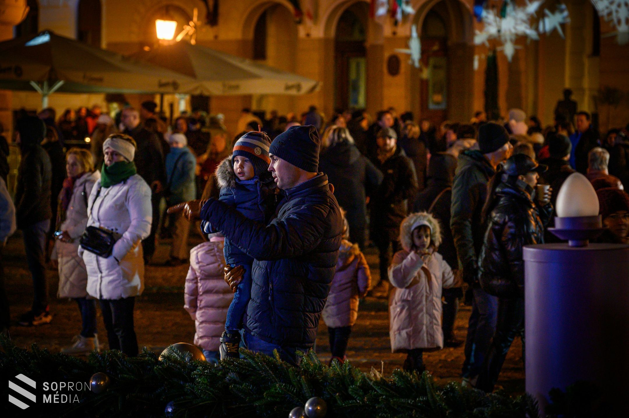 Fellobbant a hit lángja Sopron adventi koszorúján!