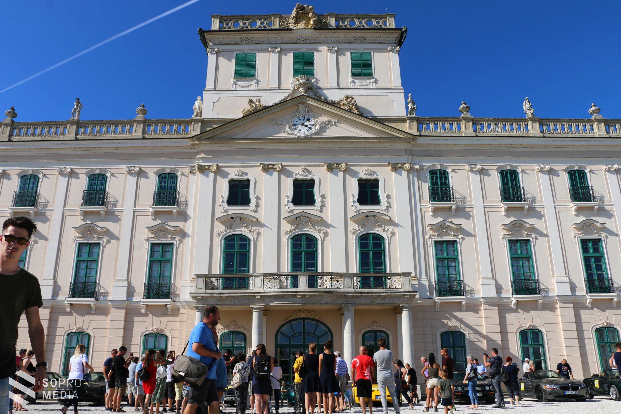 A Cross Hungary autós élménytúra a fertődi Esterházy-kastélyban