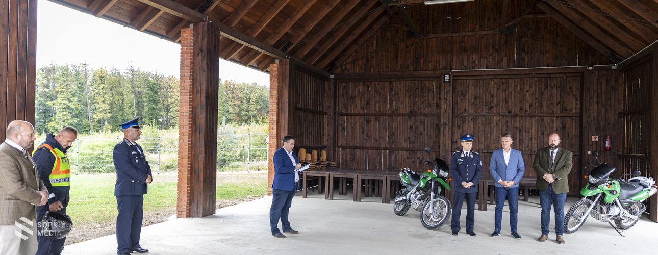 Terepmotoros rendőrök felügyelik a Soproni Parkerdőt
