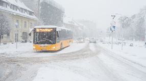 A szélsőséges időjárás miatt tömegközlekedési változások léptek életbe