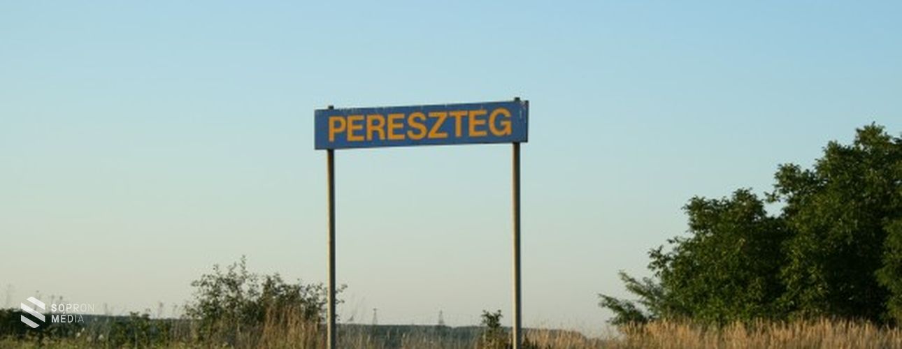 Személyautó ütközött vonattal Peresztegnél