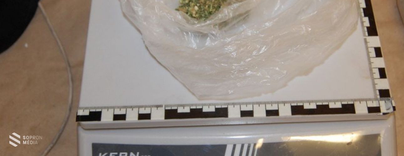 Autójában találtak a rendőrök kábítószergyanús anyagot