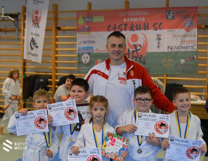 Peti Sensei kiskaratés bajnokaival (B-J: Hadarics Ferdinánd, Szántó Ádám, Serfőző Lia, Mészáros Zalán és Kis-Mihály Bálint a háttérben Pantelics Péter edző)