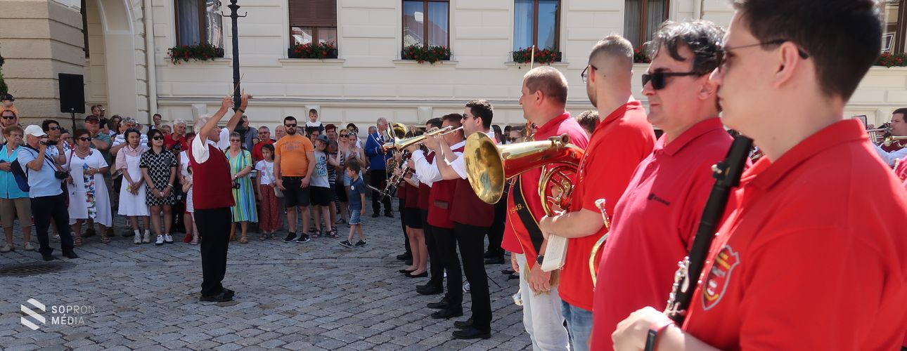 Fúvószene töltötte be a város Fő terét