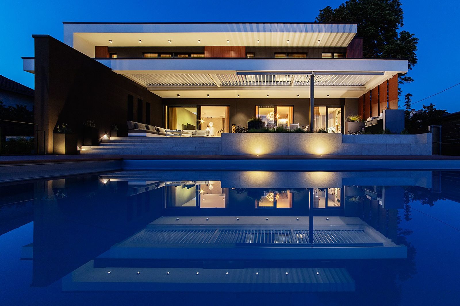 Internorm Villa a medence partján Budapest