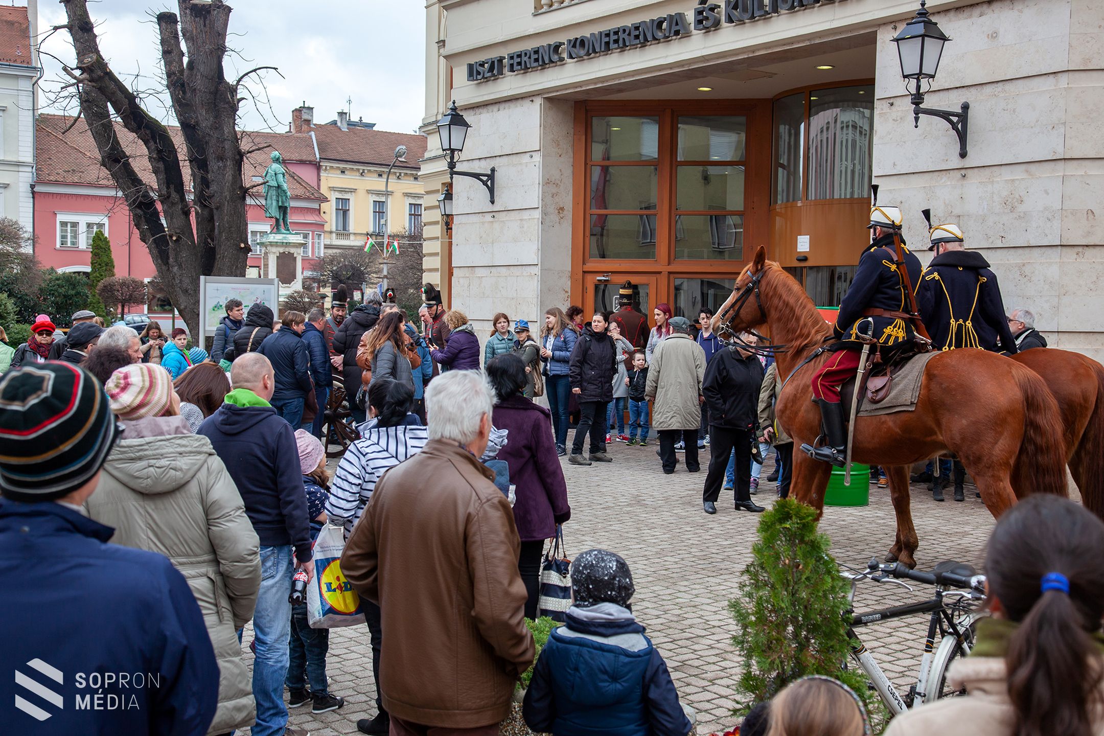 Ágyúdörgés és viselet bemutató is színesítette a családi napot