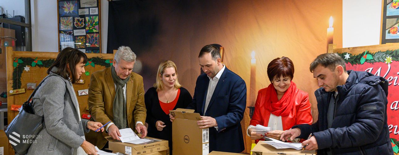 Cél a digitalizáció - több mint 300 laptopot kapott a Soproni Német Nemzetiségi Általános Iskola