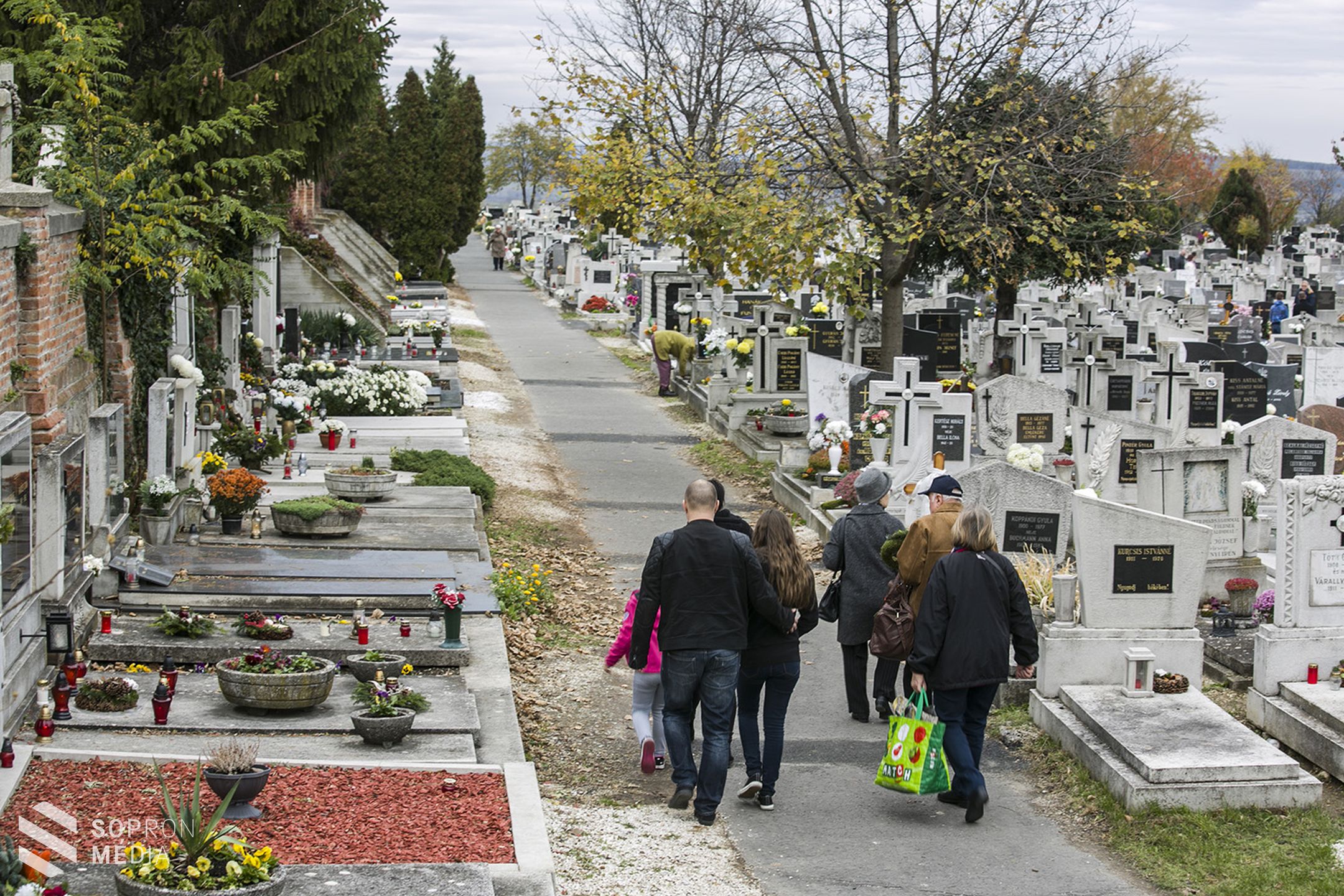 Nagy a forgalom a temetőknél (Galéria)