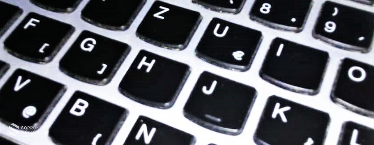 Mintegy százezer informatikai eszközt kapnak iskolák