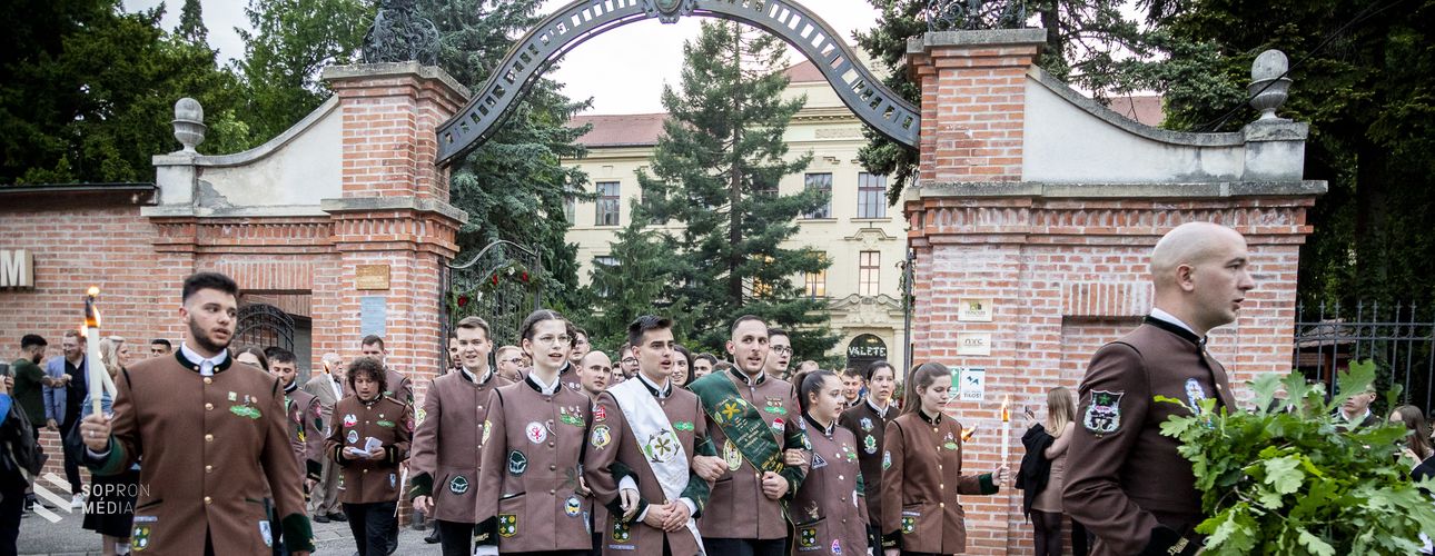 Valéte! - a város is búcsúzott a Soproni Egyetem végzős hallgatóitól