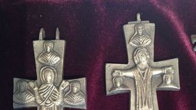 Az Árpád kori sírokban talált korai keresztény mellkeresztek