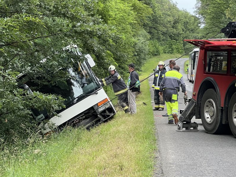 Fertőrákosi diákokat szállító autóbusz borult árokba Kőszegnél!