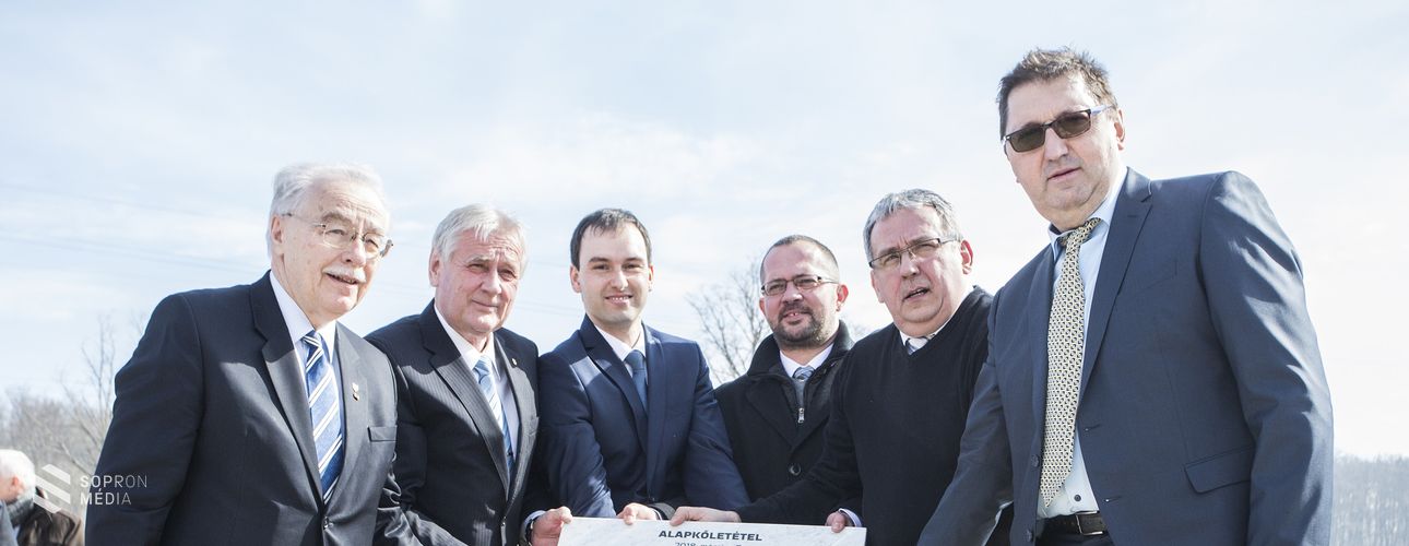 Letették az M85-ös gyorsforgalmi út alapkövét Sopron határában