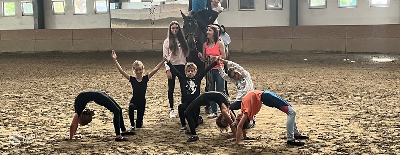 Lovaglás és torna, testi-lelki feltöltődés: a HelLÓ-Art Lovastorna Egyesület tábora