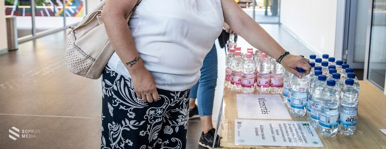Hőségriadó-meghosszabbítás – szombattól folytatódik a vízosztás a GYSEV Zrt. nagyobb állomásain