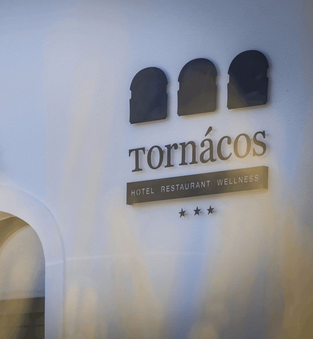 A Tornácos logója és Hotel Restaurant Wellness felirata a fehér homlokzaton