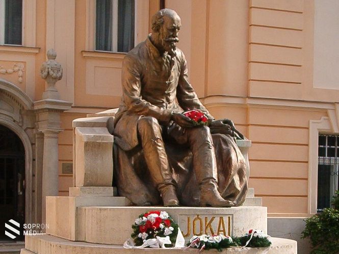 Jókai Mór szobra szülővárosában