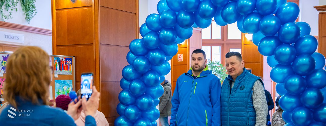 Autizmus világnapja – Rajzpályázat eredményhirdetése után indult a Kék séta