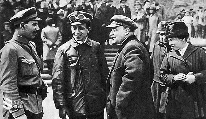 Szamuely Tibor népbiztos a Lenin-fiúk terrorszervezet vezetője és Lenin találkozása a Vörös téren, Moszkvában (1919) 