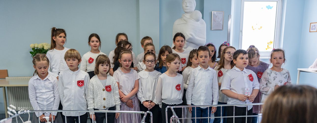 Megható műsorral köszöntötték az édesanyákat a Soproni Gyógyközpontban