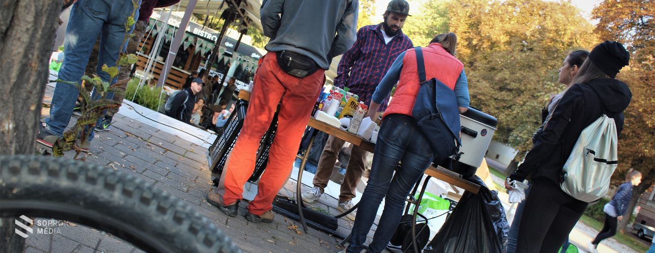 Reggelivel várták a bringásokat a Deák téren