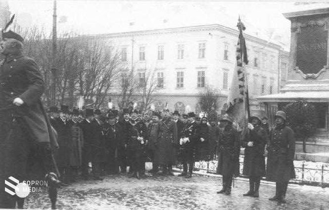Fluck ezredes szózata: ’Honvédek! Sopron magyar maradt! Tépjétek le a gyászfátyolt! Imához!’ 