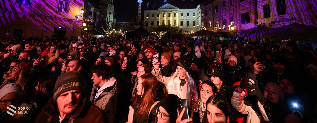 Szilveszteri utcabál a Fő téren - Galéria