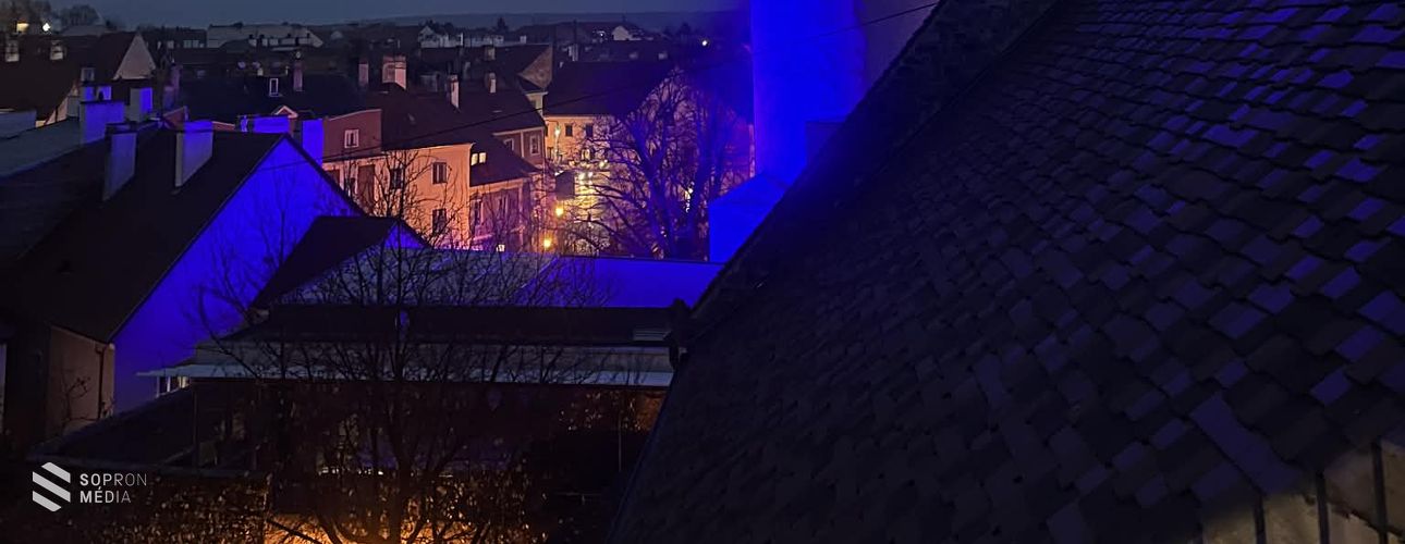 Kék színben pompázik a Tűztorony