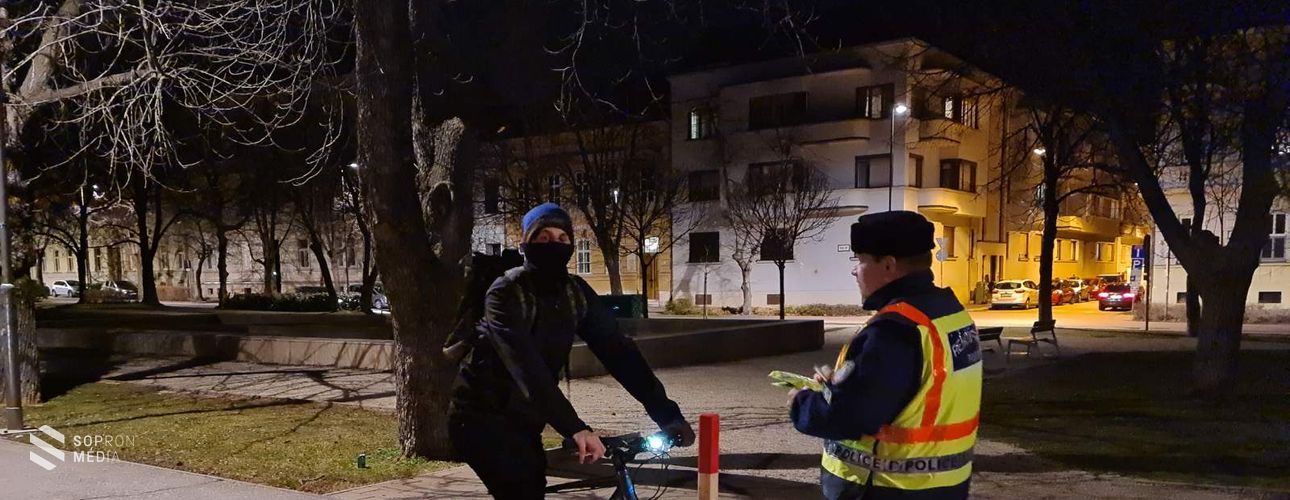 Láthatósági mellényt kaptak a kerékpározók