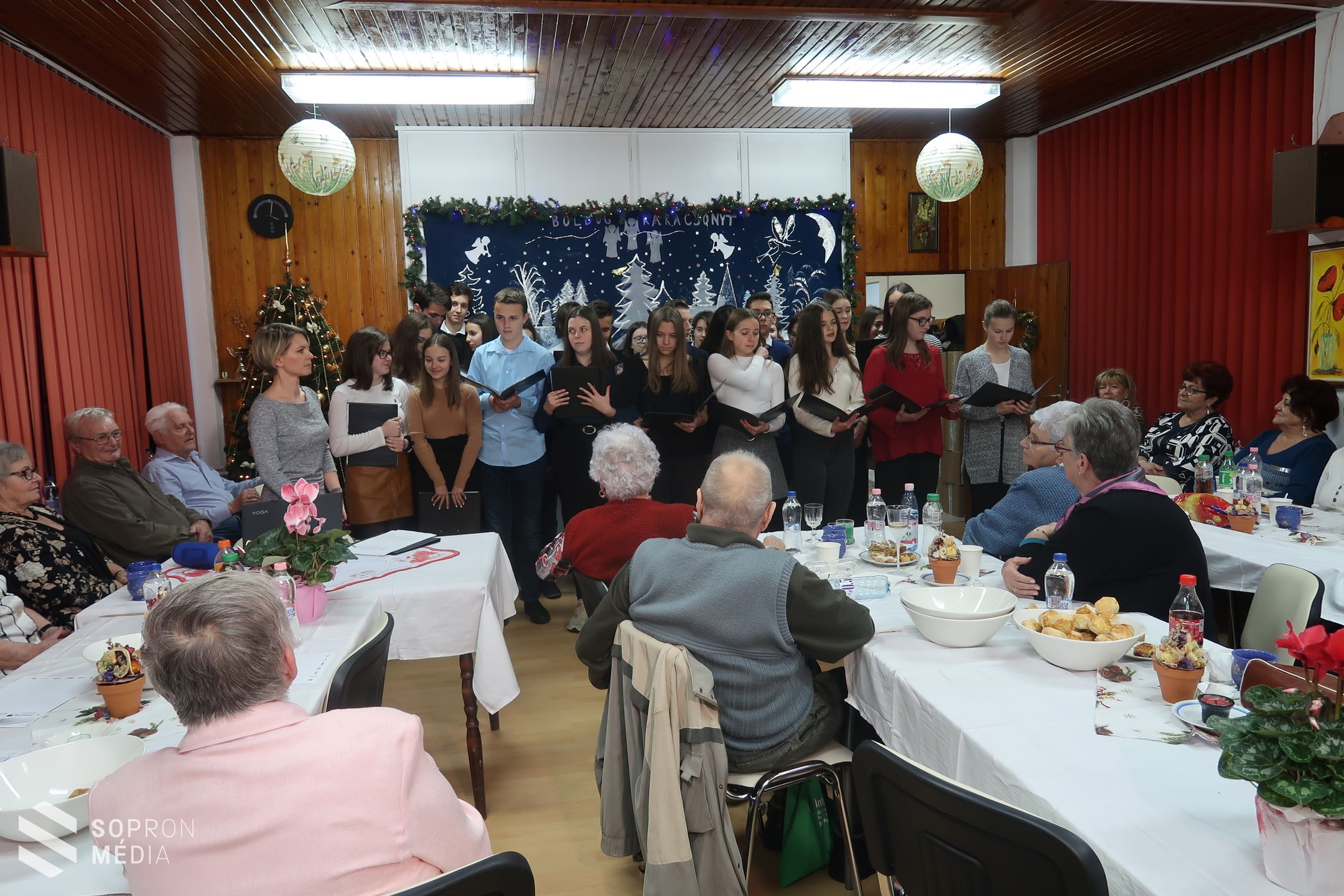Diákok tették még szebbé a nyugdíjasok adventjét a Jerevánon