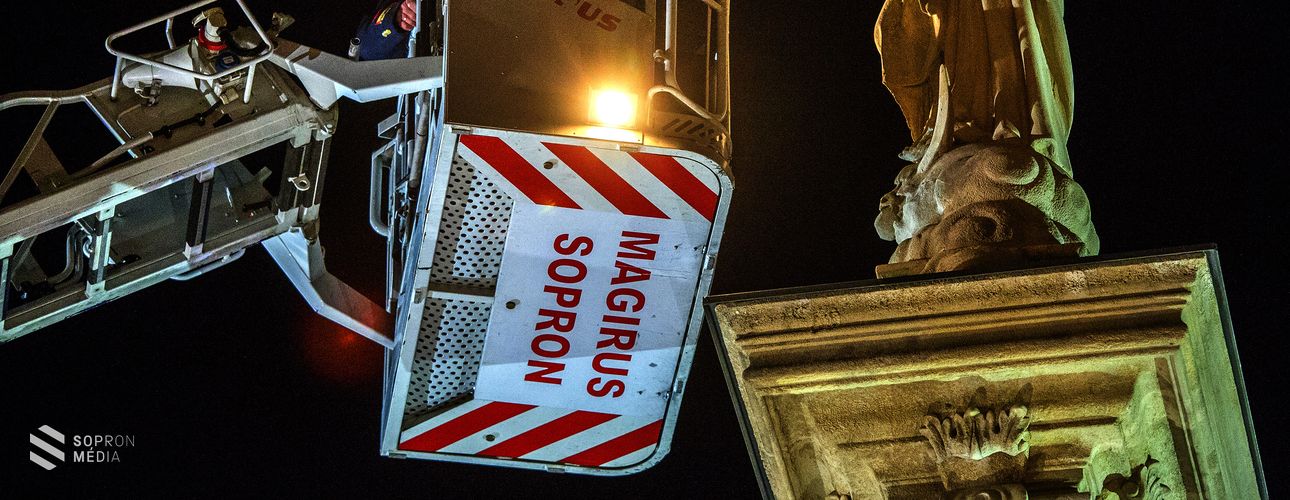 Püspöki áldás a Mária szoborra