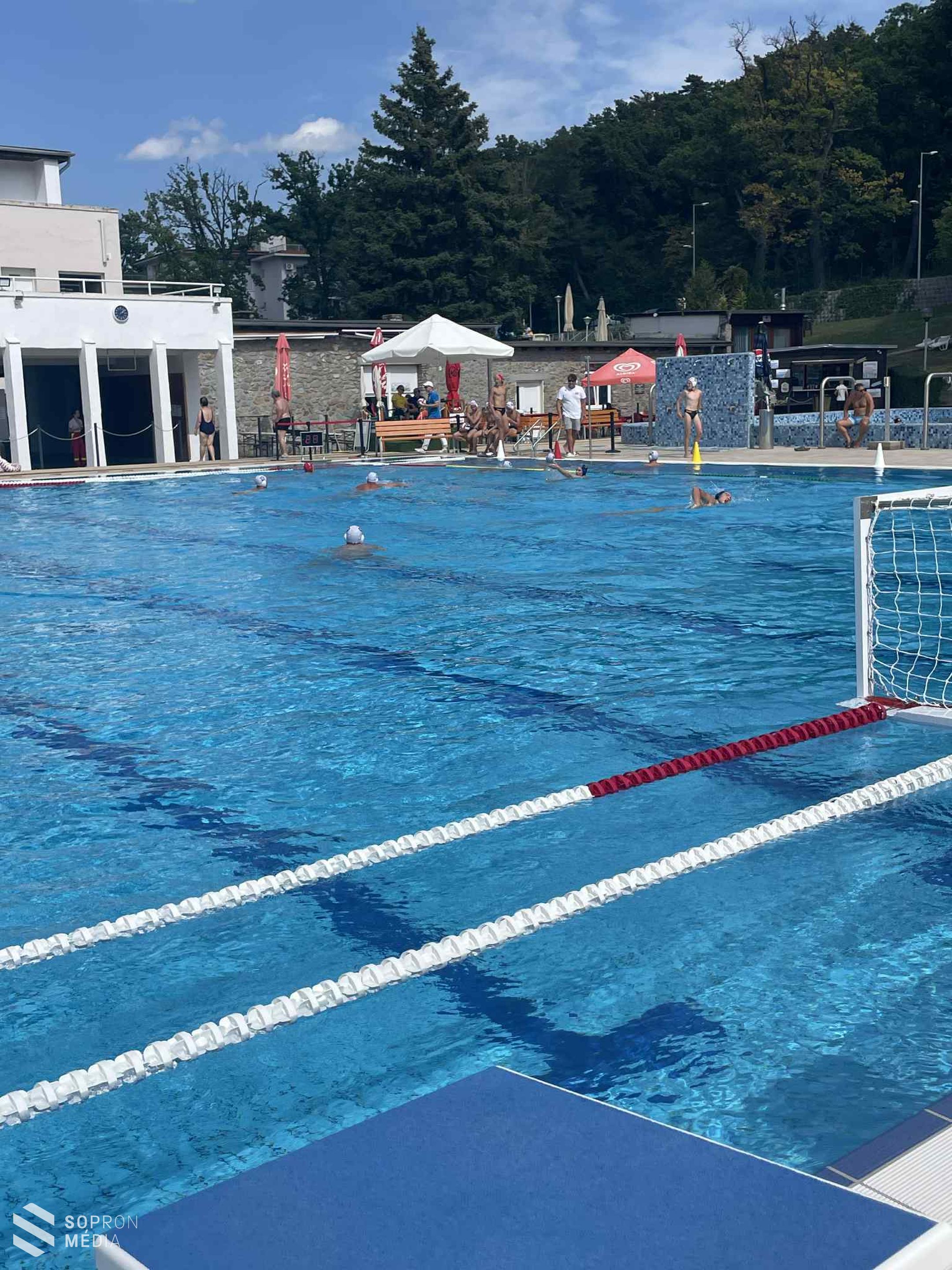 Először rendezték meg a Soproni Nyári Kupát a Lőver Uszodában