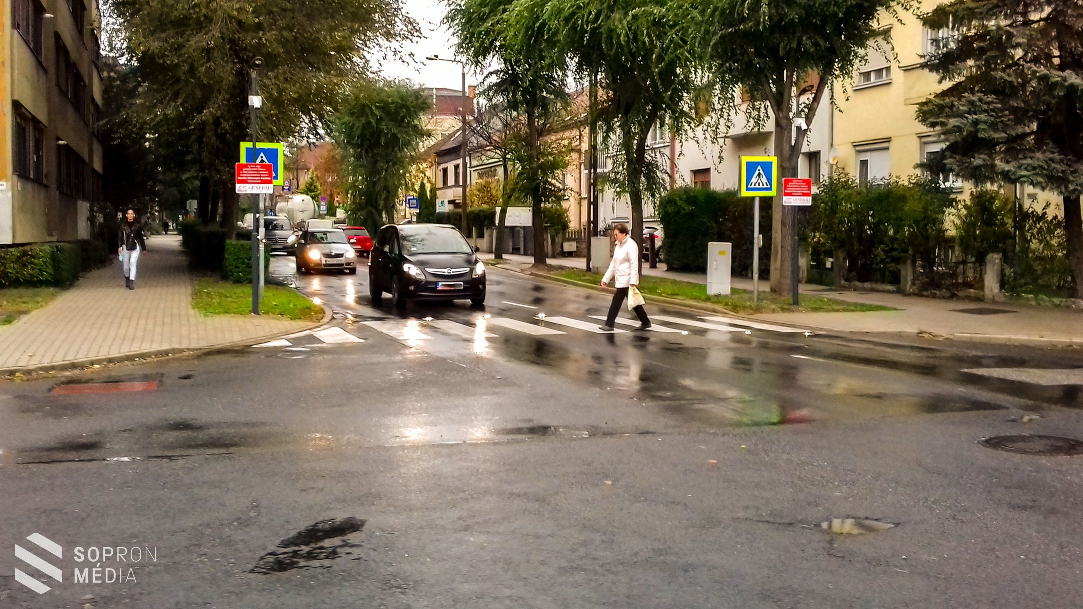 Átadták a Csengery utca és az Arany János utca kereszteződésében található okoszebrákat