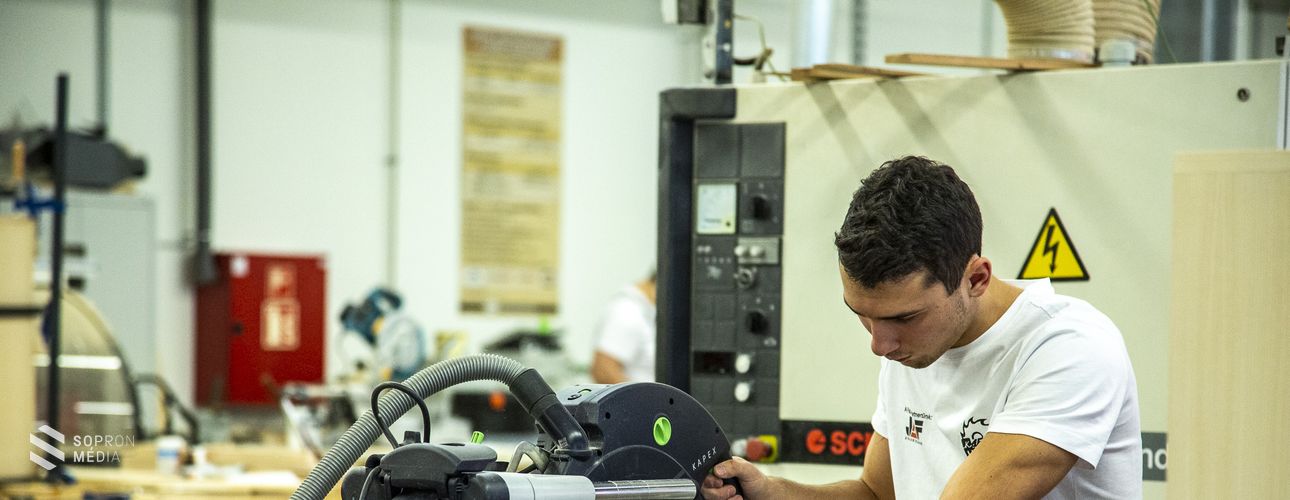 Kétnapos versenyen méretnek meg a faiparos diákok