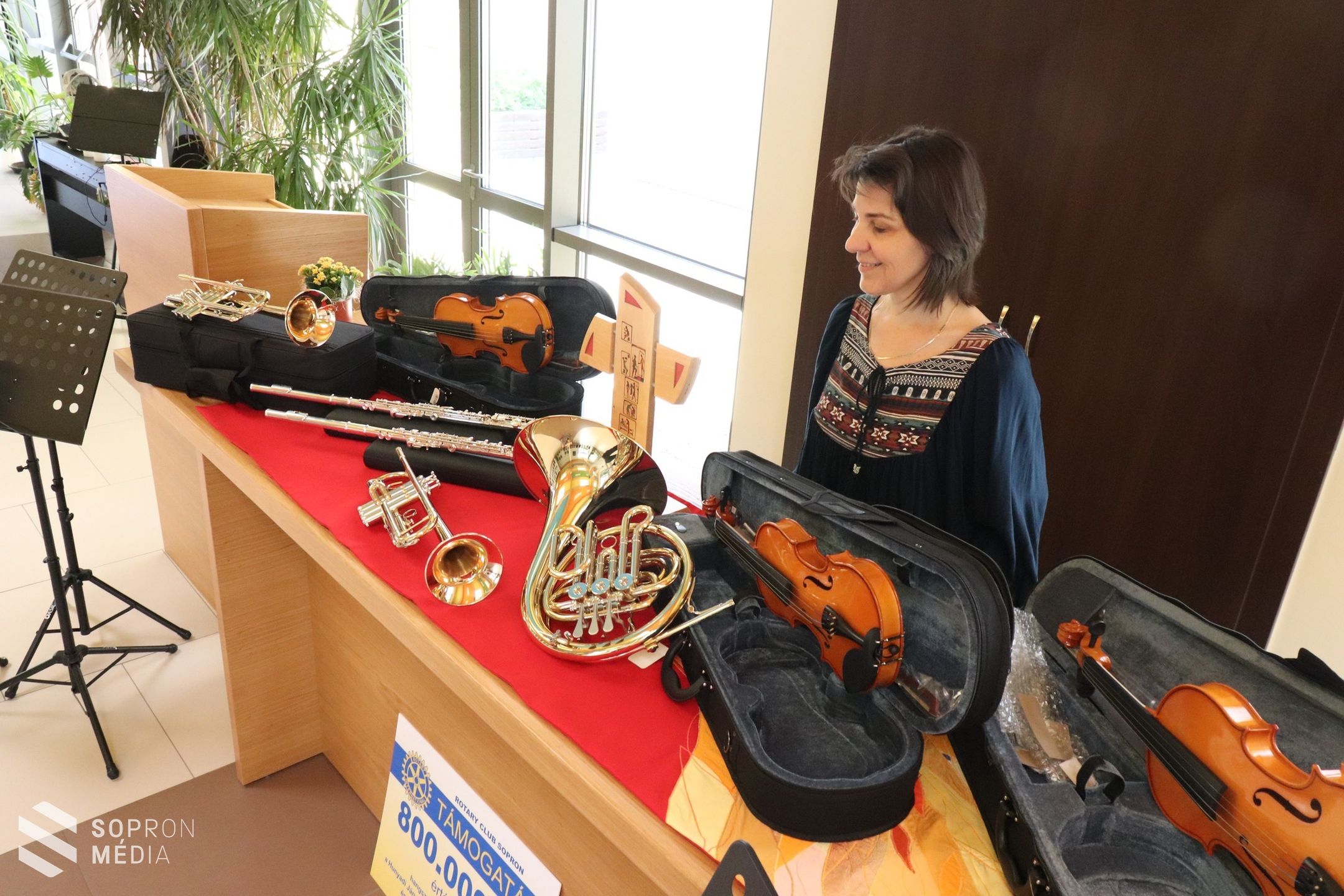Hangszerekkel támogatta a Hunyadi zeneművészeti képzését a Rotary Club Sopron