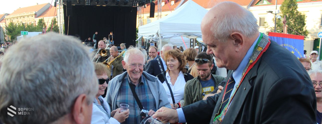 Remek borok, színpadi programok és kirakodó vásár is lesz a Várkerületen