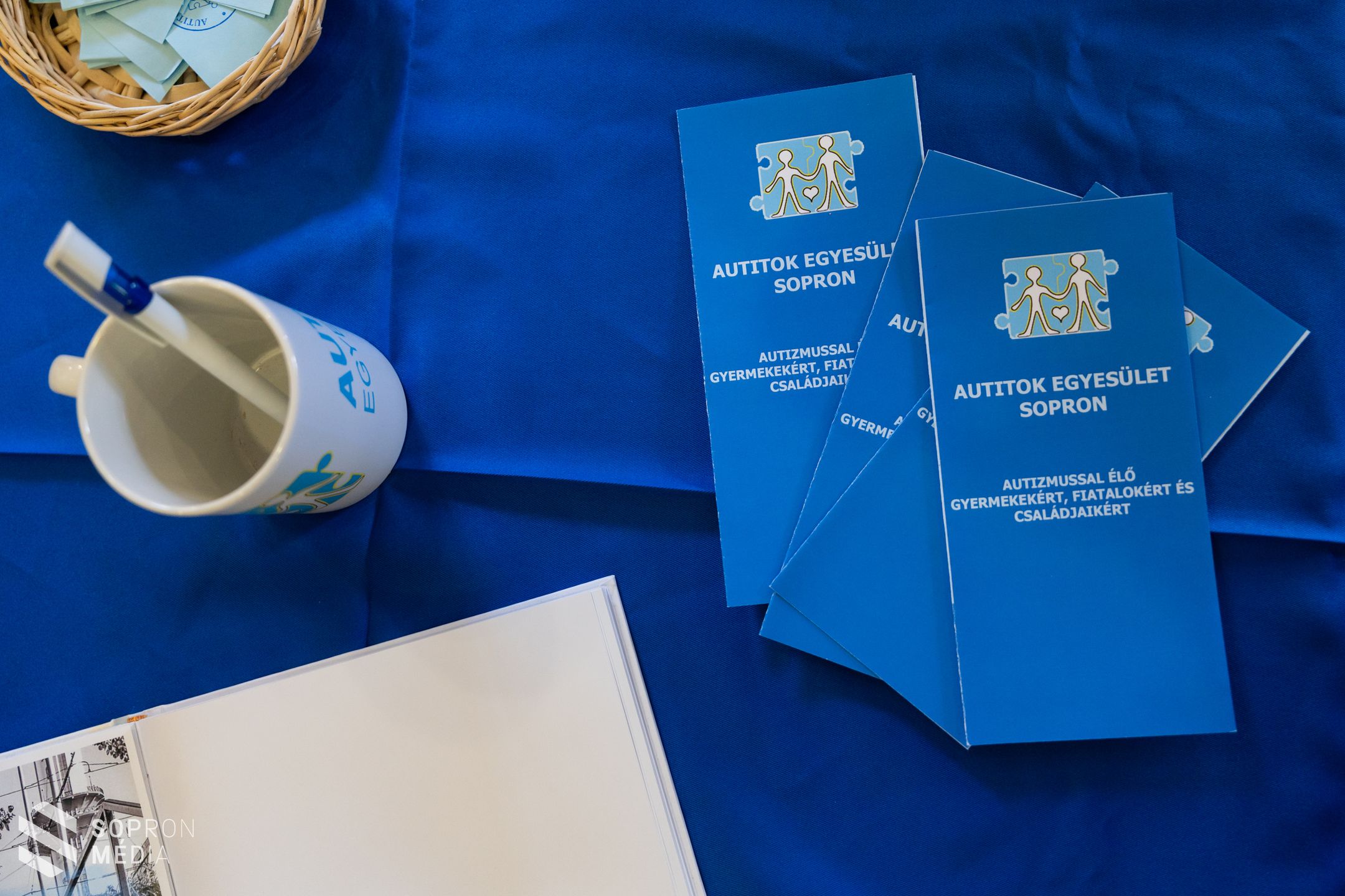 Összevont kiállítással kezdődött meg az autizmus világnapi programsorozat