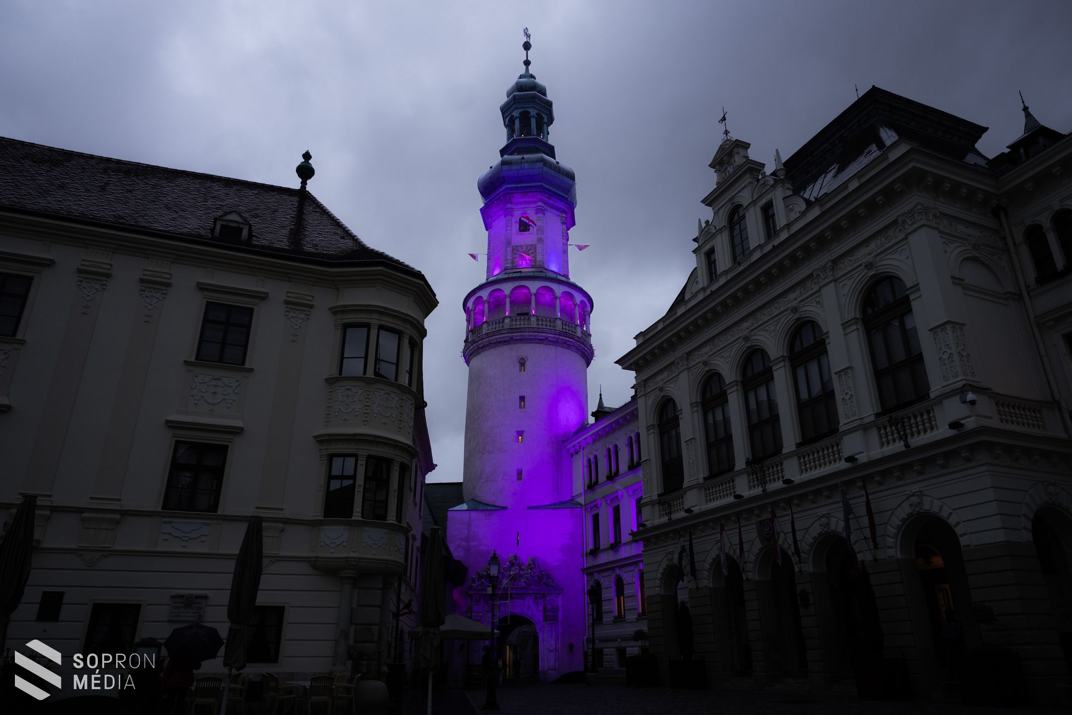 Koraszülöttek világnapja - lilába borult a Tűztorony