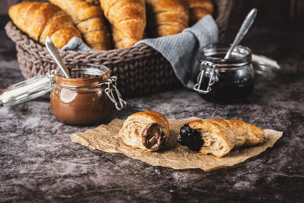 Teljes kiőrlésű lisztes egyszerű croissant