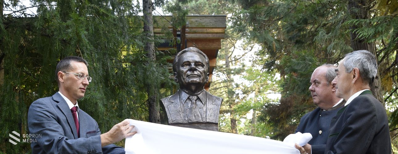 Dr. Herpay Imre emlékére szobrot avattak a Botanikus kertben
