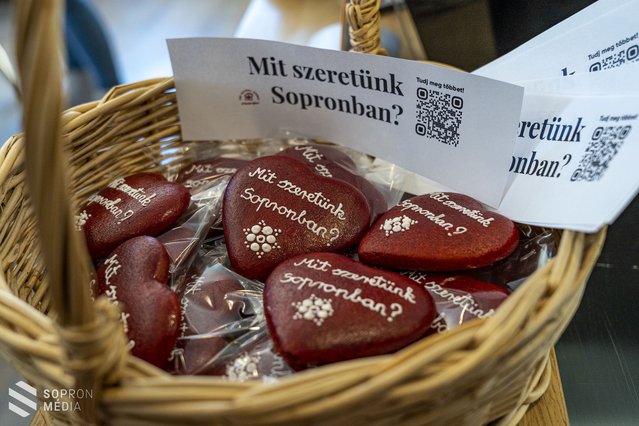 Mézeskalács szívek kerülnek az ablakokba városszerte